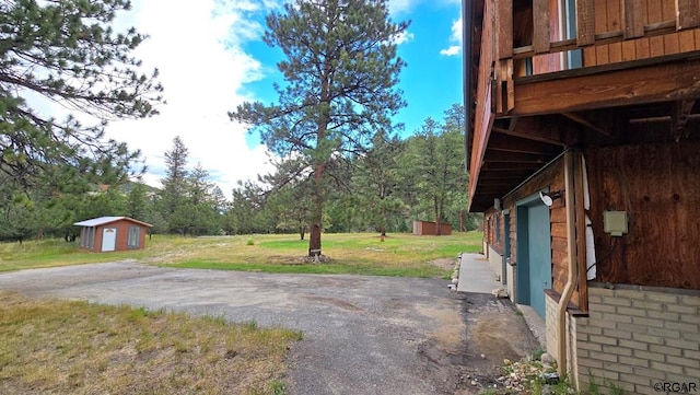 view of yard featuring a storage unit