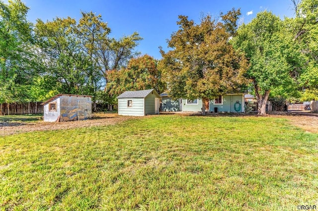 view of yard featuring a storage unit