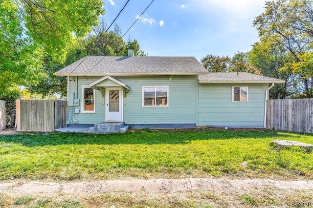 bungalow featuring a front yard