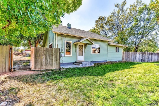 view of front of home featuring a front yard