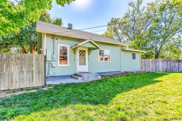 view of front of house featuring a front lawn