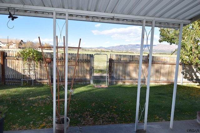 view of yard featuring a mountain view