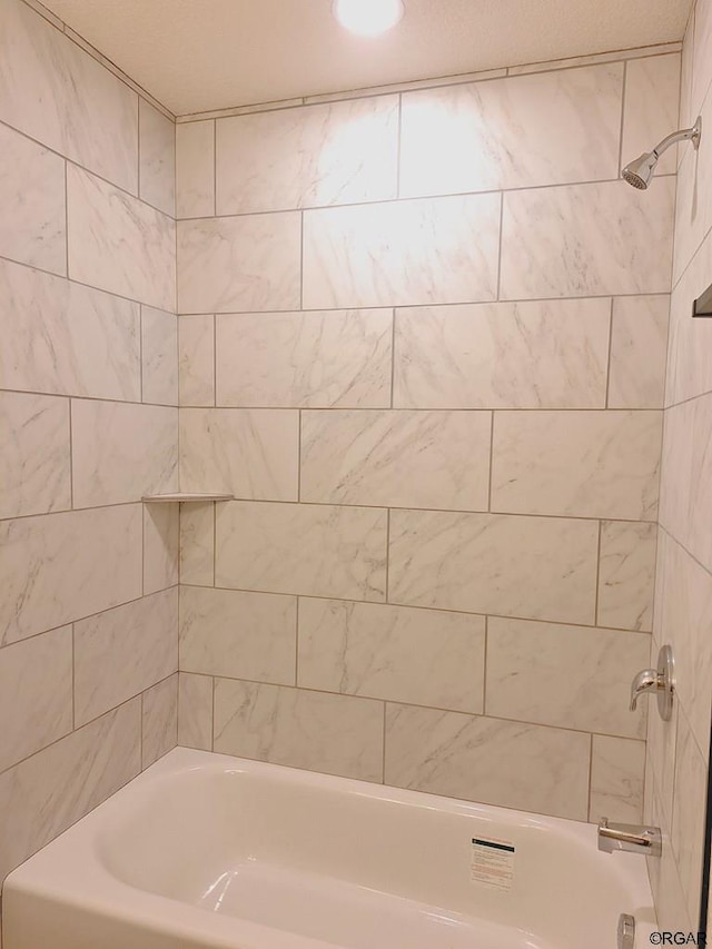 bathroom with tiled shower / bath