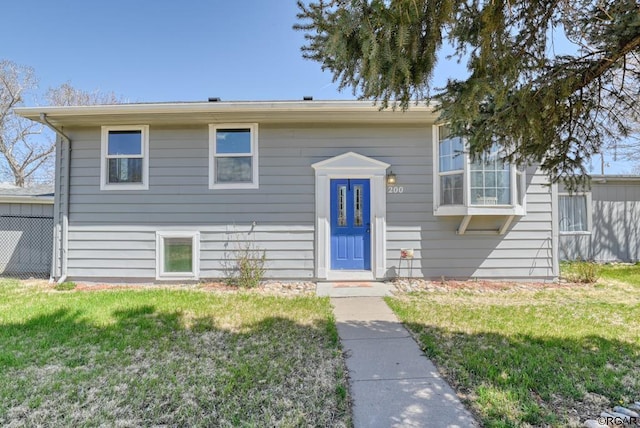 view of front of home featuring a front lawn