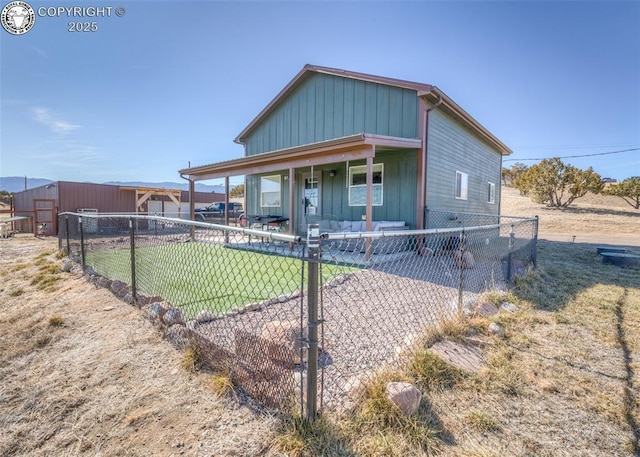 view of front facade with a porch, fence, and a front lawn