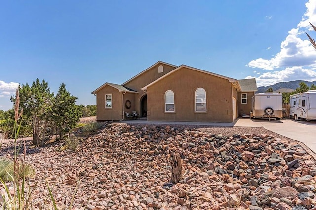 single story home with a mountain view