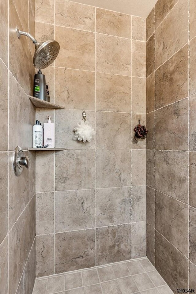 bathroom featuring tiled shower