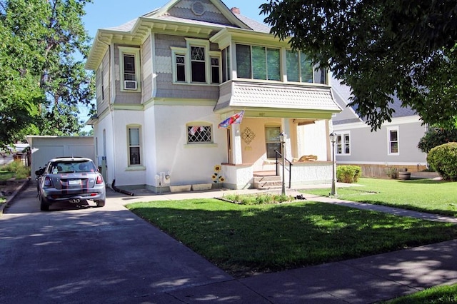 view of front of house featuring a front lawn