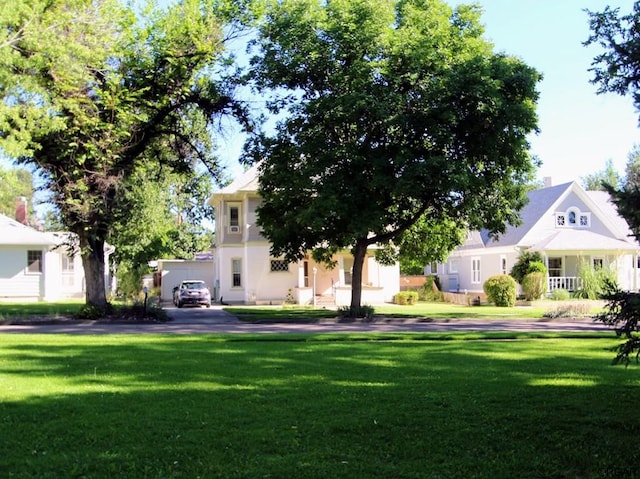 view of front of home featuring a front yard