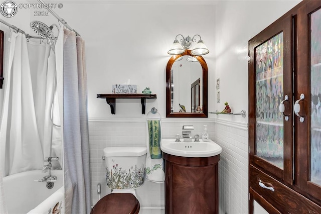 full bathroom with shower / tub combo with curtain, vanity, toilet, and tile walls