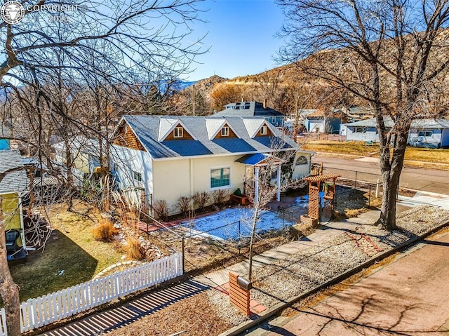 view of front of house featuring a mountain view