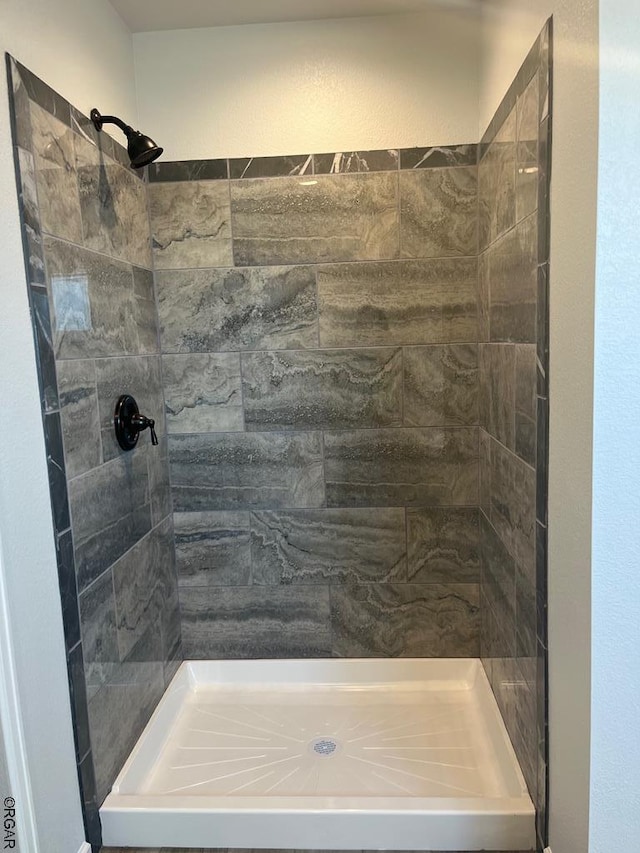 bathroom featuring tiled shower