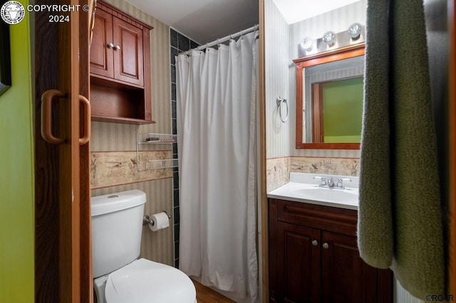 bathroom with a shower with curtain, vanity, and toilet