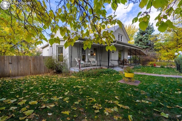 view of front of house with covered porch and a front lawn