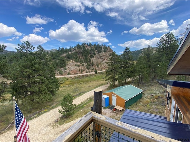 view of yard featuring an outbuilding