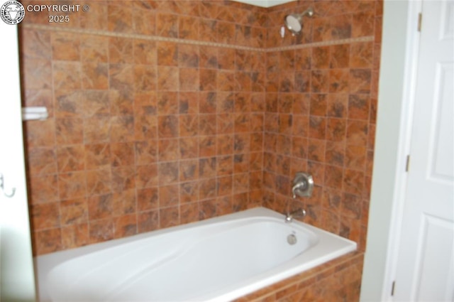 bathroom with tiled shower / bath combo