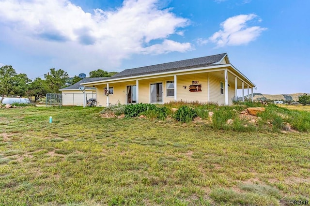 view of front of home featuring a porch and a front lawn