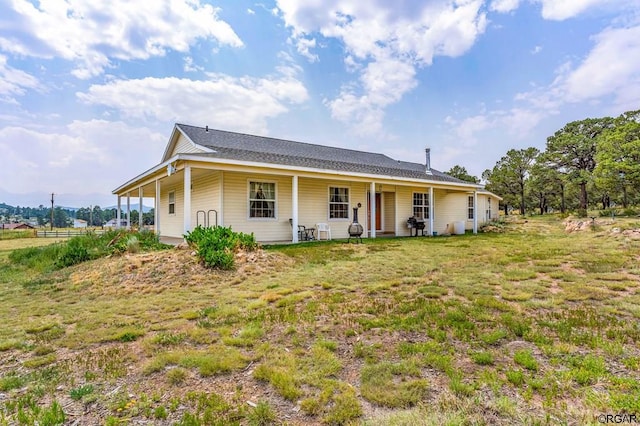 farmhouse inspired home featuring a front yard