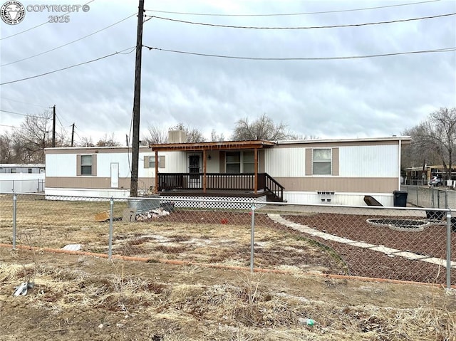 manufactured / mobile home featuring a fenced front yard