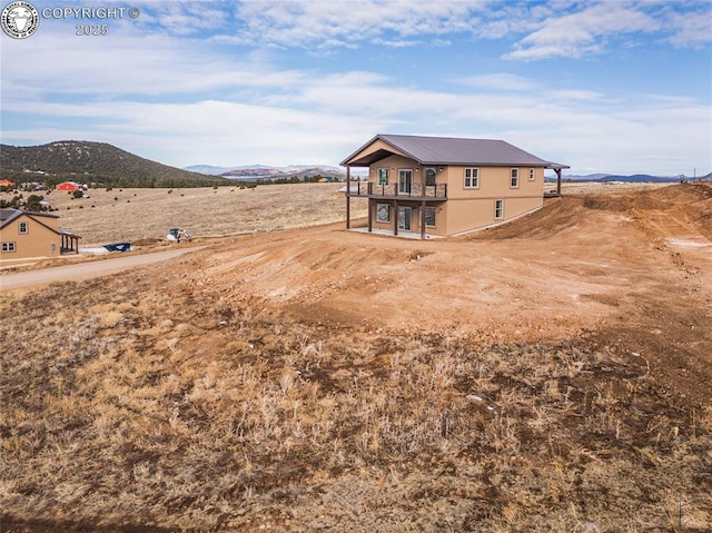 view of yard with a mountain view