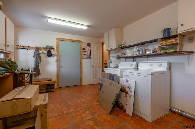 laundry area with cabinets, independent washer and dryer, and light tile patterned floors