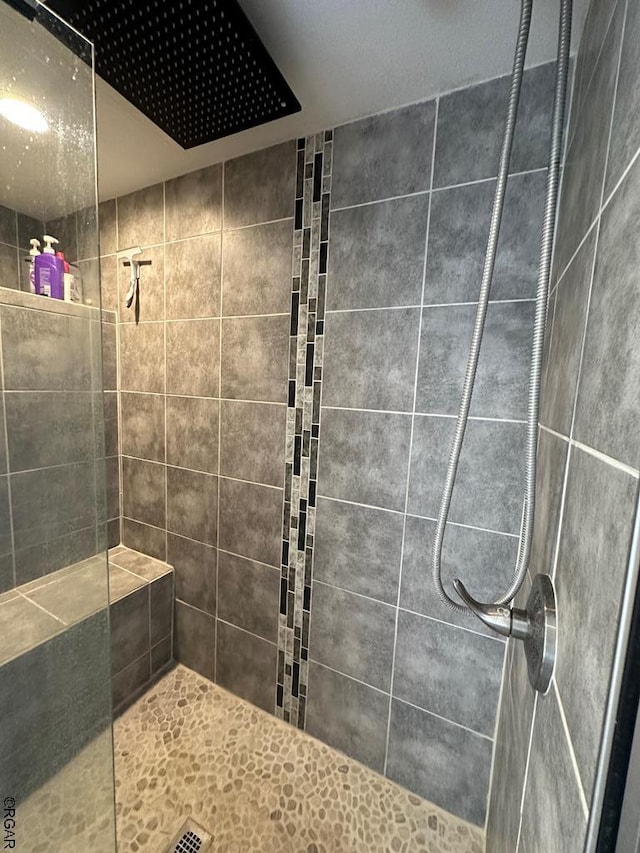 bathroom featuring tiled shower