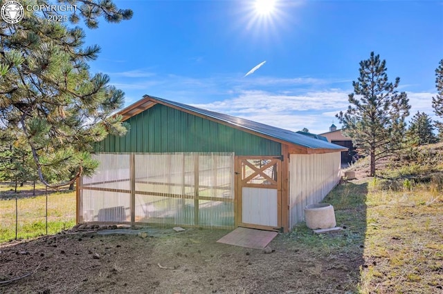 view of outdoor structure with an outbuilding