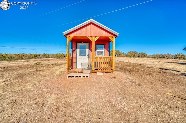 view of front of property featuring a rural view