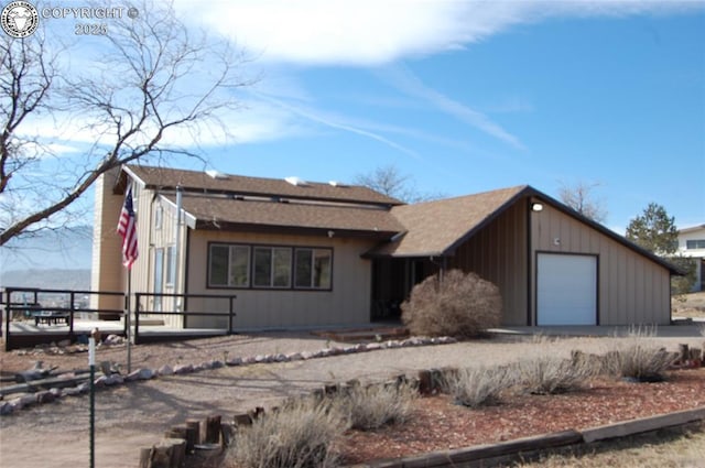 view of front facade featuring a garage