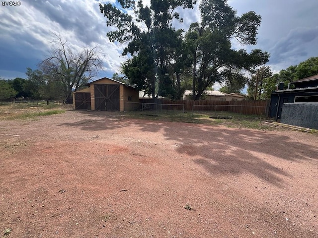 view of yard with an outdoor structure