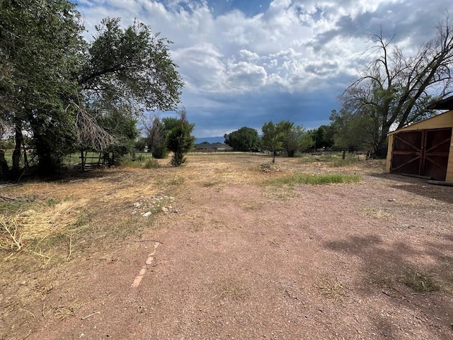 view of yard featuring a rural view