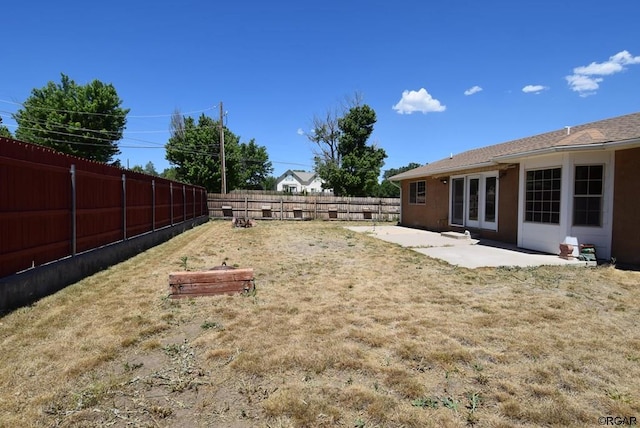 view of yard featuring a patio area