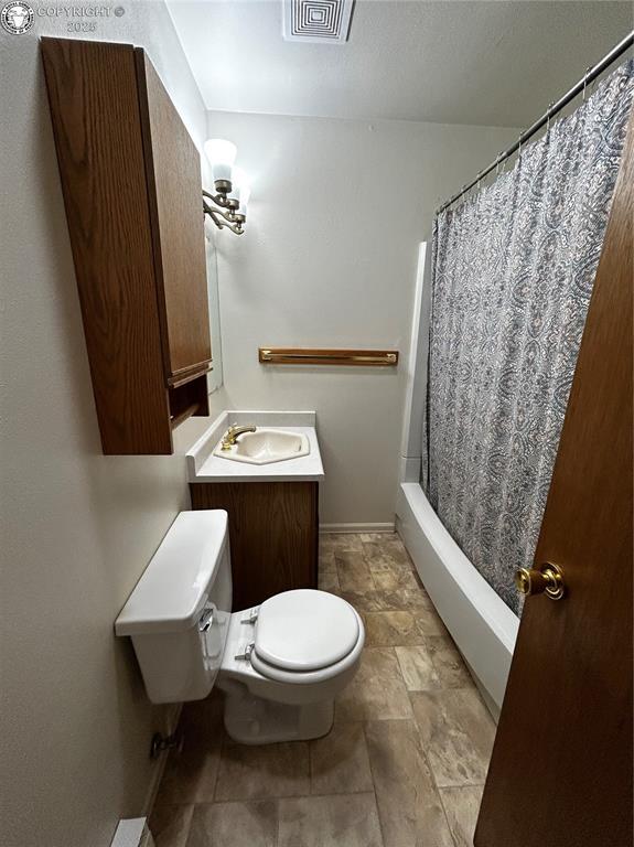 9 Granada Ct Unit 5, Westcliffe, CO 81252 - full bathroom with toilet, baseboards, vanity, shower / bath combination with curtain, and stone finish floors