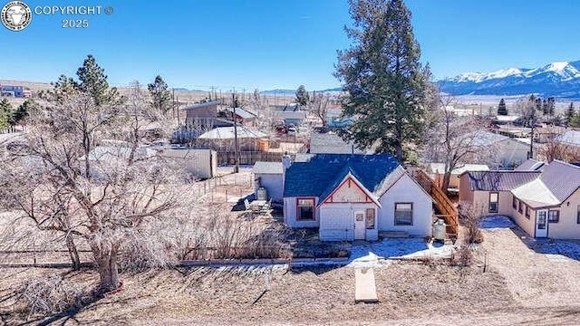 birds eye view of property featuring a mountain view