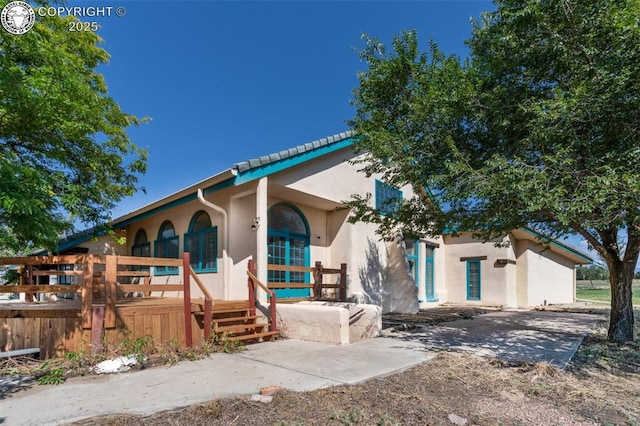 view of front facade with stucco siding