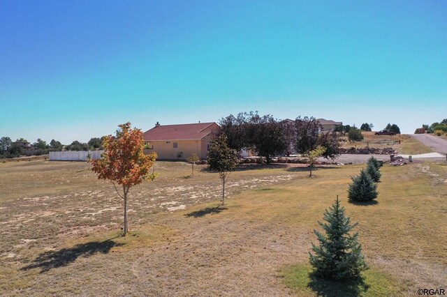 view of yard featuring a rural view