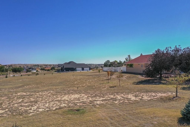 view of yard featuring a rural view