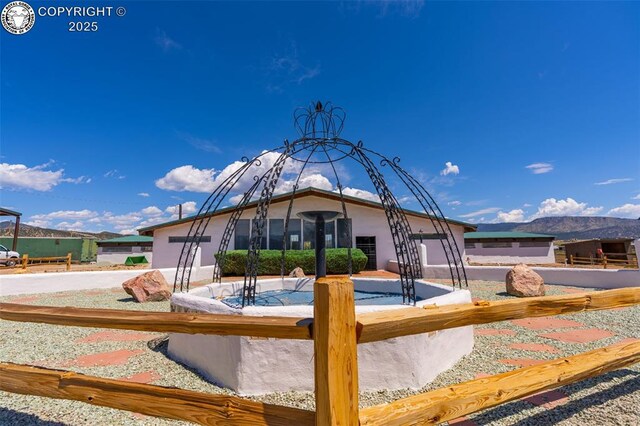 view of front of property featuring a mountain view