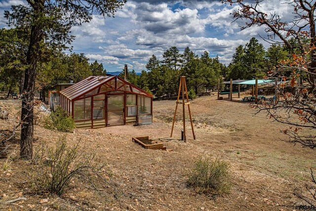 view of yard featuring an outdoor structure