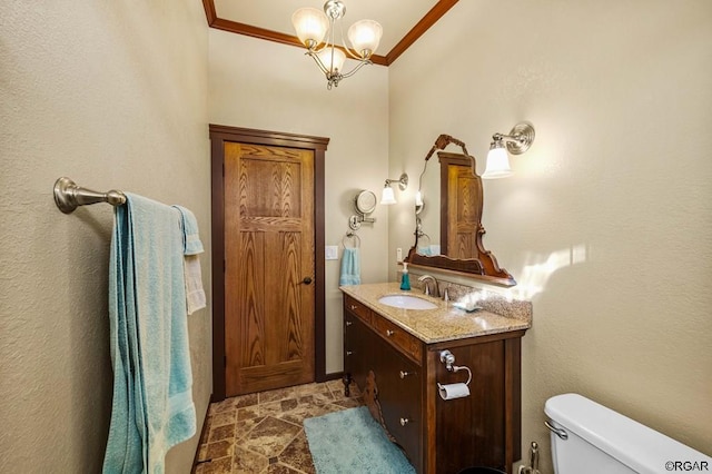 bathroom featuring vanity, crown molding, toilet, and an inviting chandelier