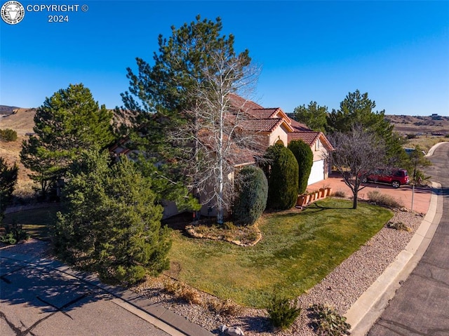 view of front of house with a front lawn