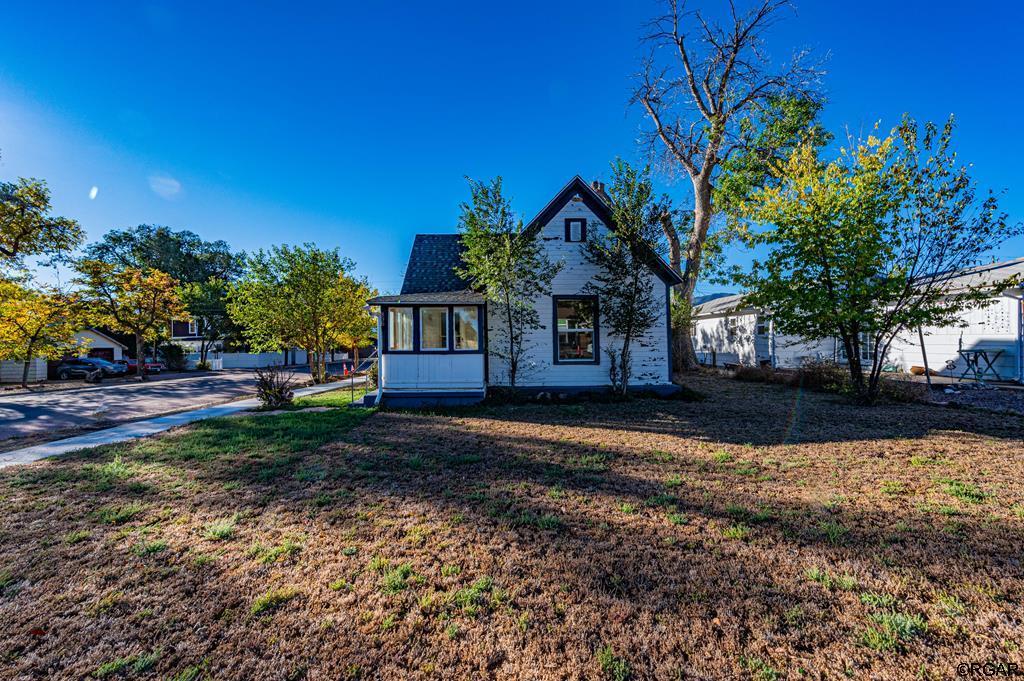 view of front of property featuring a front lawn