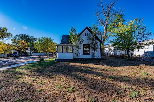 view of front of property featuring a front lawn