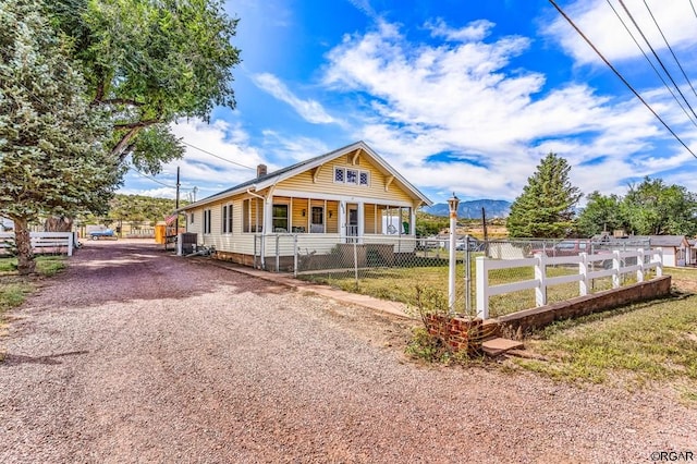 view of front of property featuring a front yard and covered porch