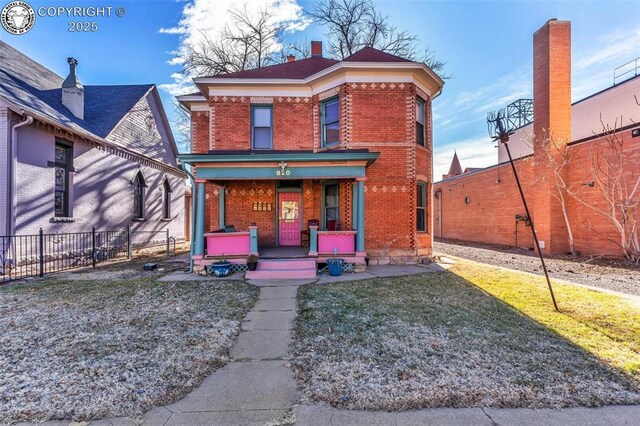 view of front facade featuring a porch and a front lawn