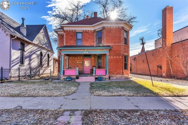 view of front of home with covered porch and a front lawn