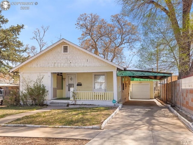 1736 E 7th St, Pueblo, CO 81001 - bungalow-style home featuring driveway, covered porch, and fence