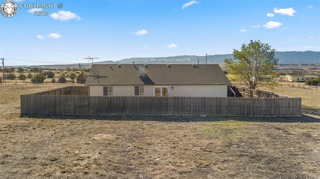 view of yard with a mountain view