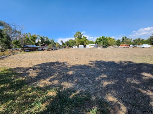 view of yard featuring a rural view