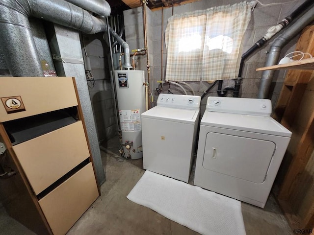 clothes washing area featuring gas water heater, heating unit, and independent washer and dryer